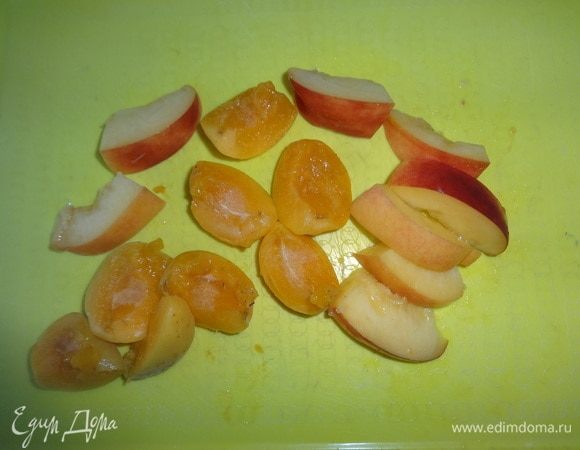 Абрикосы и нектарин вымыть, обсушить, удалить косточки. Нарезать небольшими кусочками. Положить нарезанные фрукты в коктейль и поставить напиток охлаждаться в холодильник на 1 час или более.