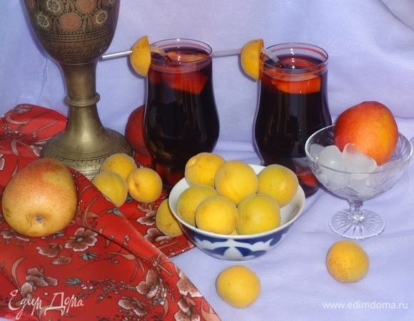 Наполнить стаканы коктейлем, в каждый стакан не забыть положить кусочки фруктов. По желанию, можно добавить в напиток кусочки льда. Вставить коктейльные трубочки, украсить их половинками абрикосов и наслаждаться ароматным напитком. Приятного аппетита!