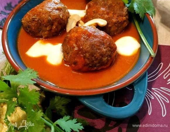 Подавать, посыпав, по желанию, колечками зеленого лука, украсив «кляксами» йогурта или сметаны и свежей зеленью.