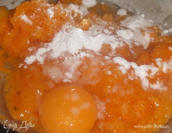 Измельчить. Добавить яйцо, соль, сахар, разрыхлитель. Перемешать.