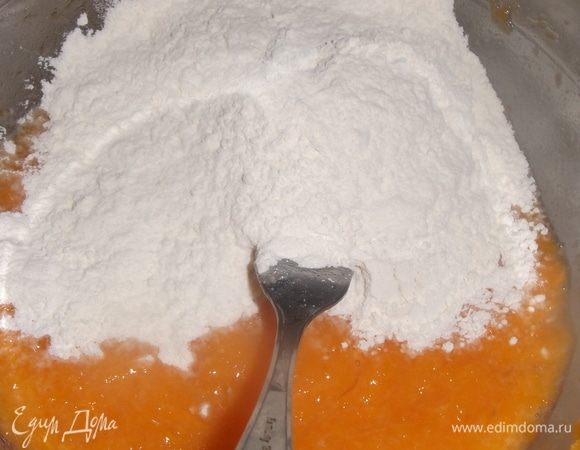 Всыпать муку. Перемешать.
