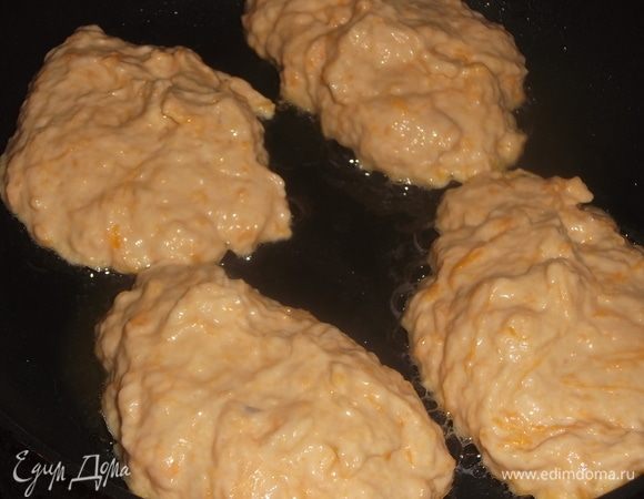 Разогреть сковороду. Смазать маслом. Ложкой выложить тесто.