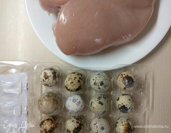 Перепелиные яйца отварить, очистить.