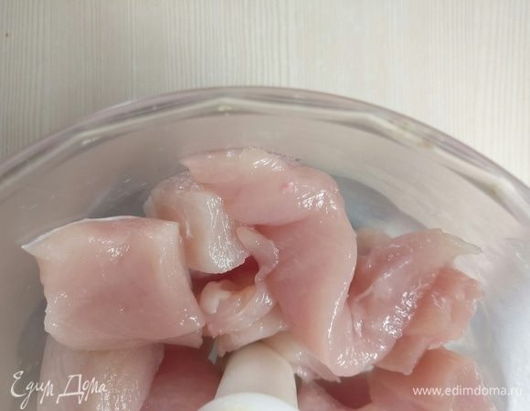 Филе измельчить в блендере.
