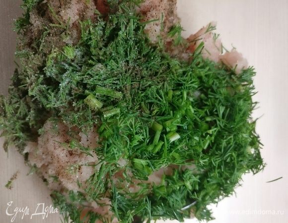 Добавить соль, перец и зелень. Перемешать.