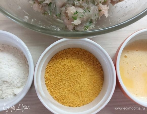 Нужно подготовить 3 мисочки — с мукой, сухарями и хорошо взбитыми яйцами. Яйца нужно обвалять в муке, чтобы фарш хорошо крепился. Руки смочить водой и расплющить на ладони фарш, положить яйцо в центр и защипнуть фарш.