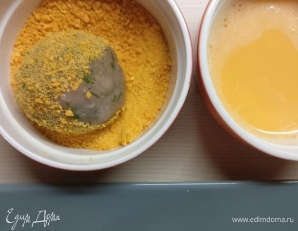 Теперь наш шарик обвалять: сухари, яичная смесь, сухари, яичная смесь, сухари.