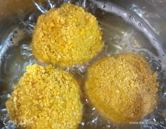Нагреть растительное масло на среднем огне и обжарить до золотистой корочки.