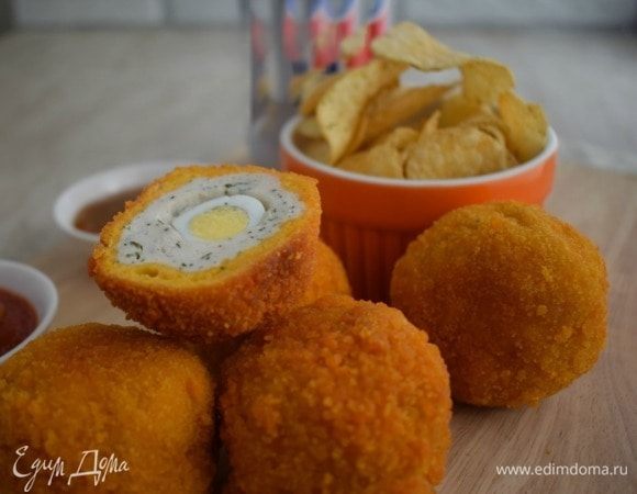 После обжарки выкладываем на бумажное полотенце, чтобы избавиться от лишнего масла. Подавать с разными соусами. Приятного!