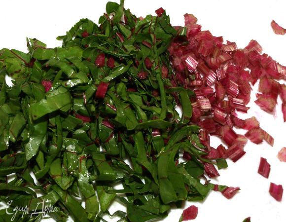 Мелко нарезать стебли, листья покрупнее.