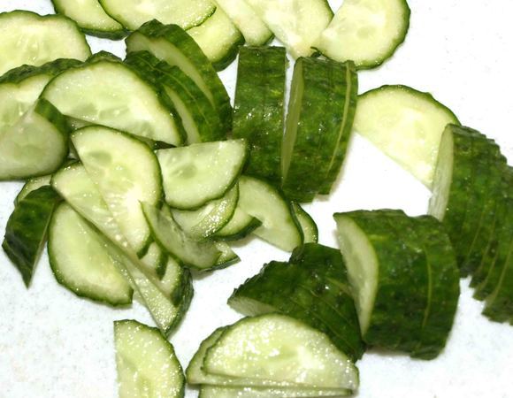 Огурцы нарезать полукольцами.