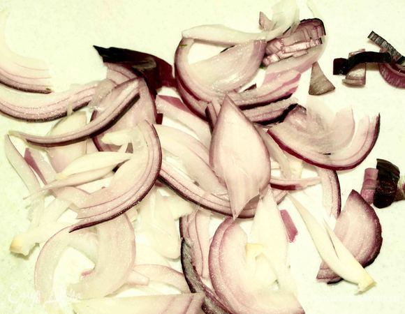 Лук нарезать перьями. Если есть возможность, то лучше взять молодой лук.