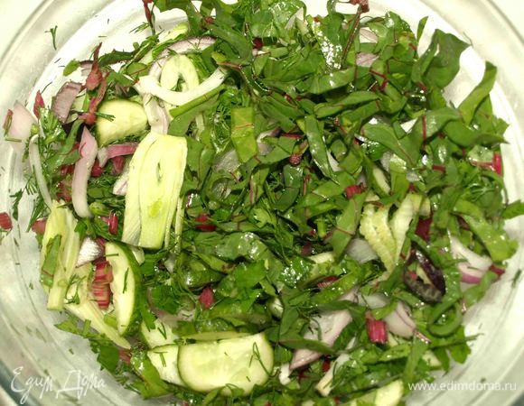 Все ингредиенты смешать в миске. Добавить заправку. Хорошо перемешать.