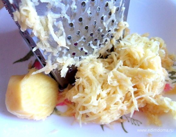 Натереть сырой картофель.