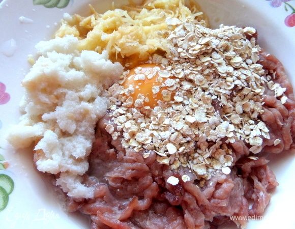 Добавить замоченный хлеб и овсянку.