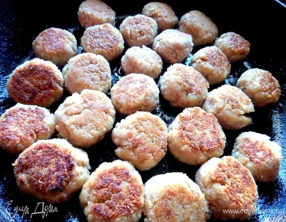 Начинаем обжаривать в растительном масле.