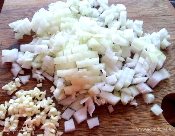 Для томатной подливы измельчить лук, чеснок.