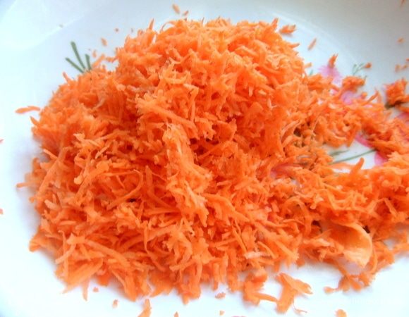 Морковь натереть.