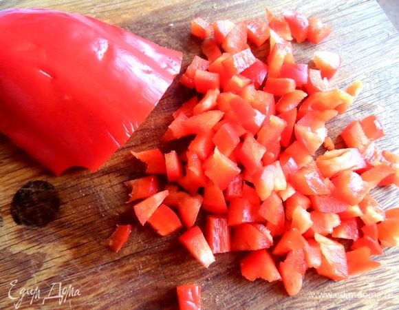 Измельчить паприку.