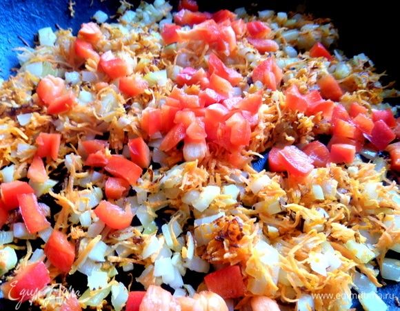 Обжарить на растительном масле вначале лук и морковь, позже — паприку.