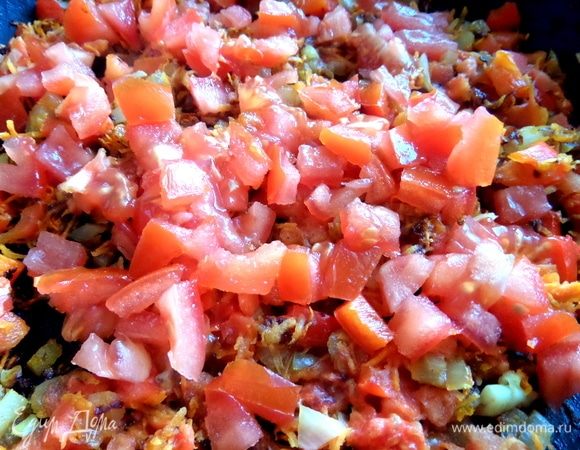 Покрошить томаты. Добавить воду. Тушить до мягкости под крышкой.