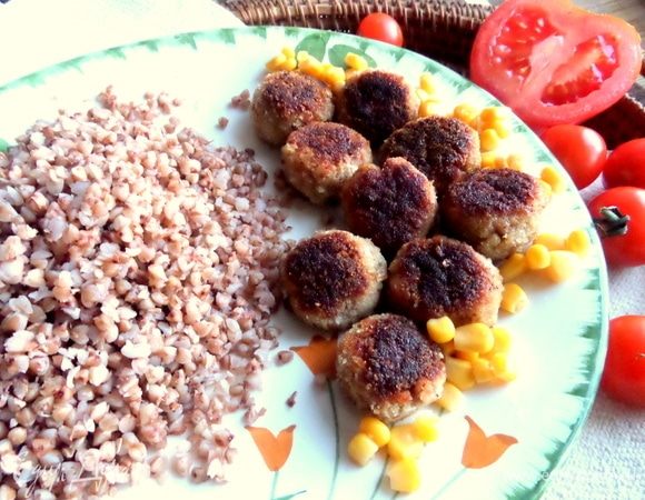 Рядом к гречке располагаем тефтельки.