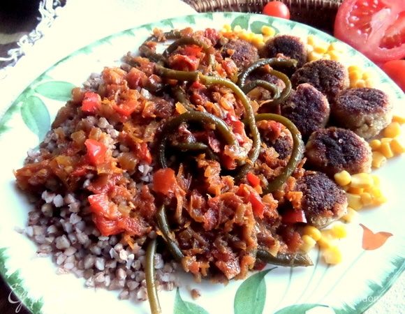 Полить, пропитать сверху соусом.