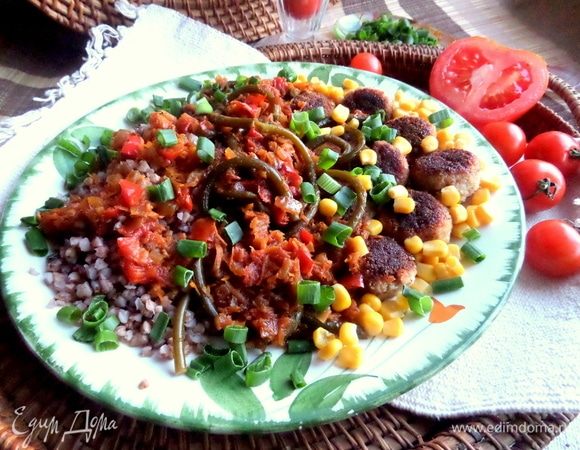 Подаем, посыпав зеленым луком и кукурузой.