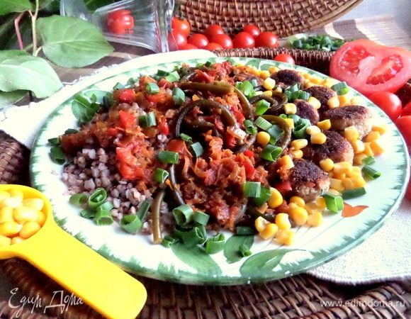 У нас ливень. Угощаемся теплым ужином в дождливый день.