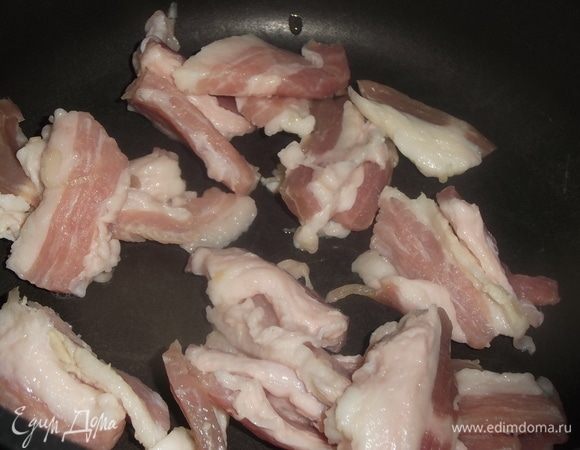 Бекон или сало с прослойкой нарезать. Обжарить в кастрюле с толстым дном.