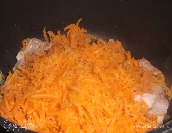 Добавить натертую морковь.