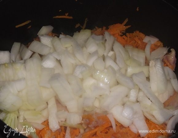 Лук обжарить до золотистого цвета.