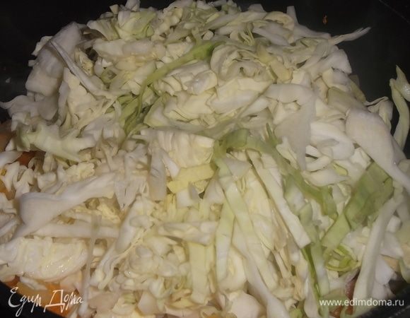 Добавляем нашинкованную капусту, тушим 5 минут.