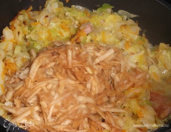 В капусту выкладываем натертое яблоко.