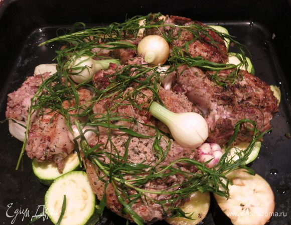 Сверху кладем для ароматов орегано.