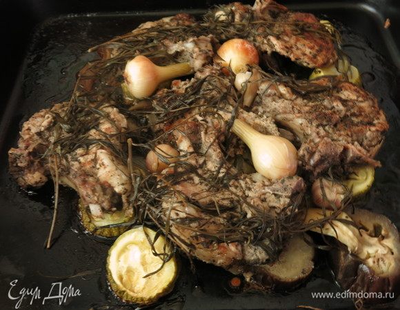 Ставим запекаться при 220°C 1,5–2 часа. Перед подачей убираем веточки орегано. Летом можно подать с холодными овощами. Приятного!