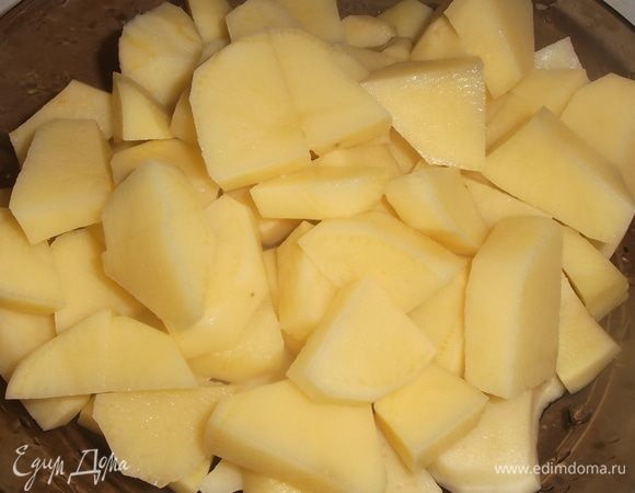 Картофель почистить, нарезать средними дольками.