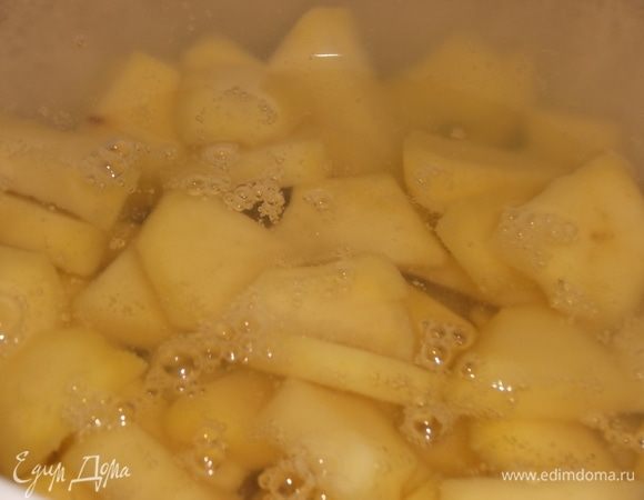 Опустить в кипящую подсоленную воду. Варить 7 минут. Картофель не должен развариться.
