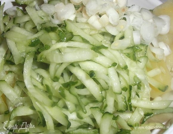 Добавить натертый на крупной терке огурец, нарезанный лук. Посолить, поперчить. Масло смешать с уксусом. Заправить салат.