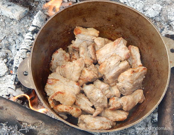 Добавляем приправы и обжариваем до золотистого цвета.