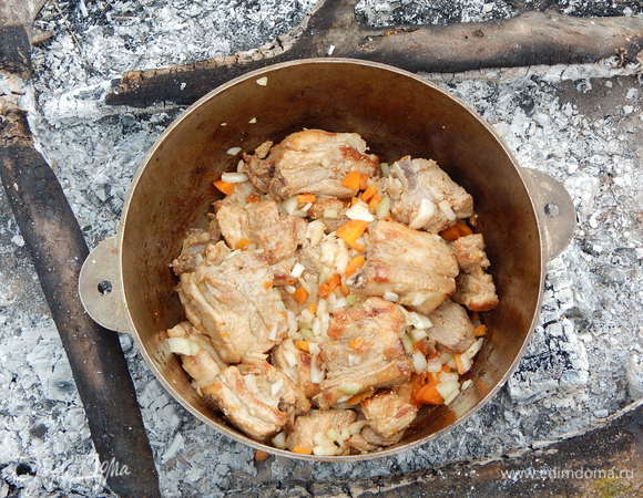 Морковь, лук и чеснок нарезаем кубиками, добавляем к мясу и тушим.