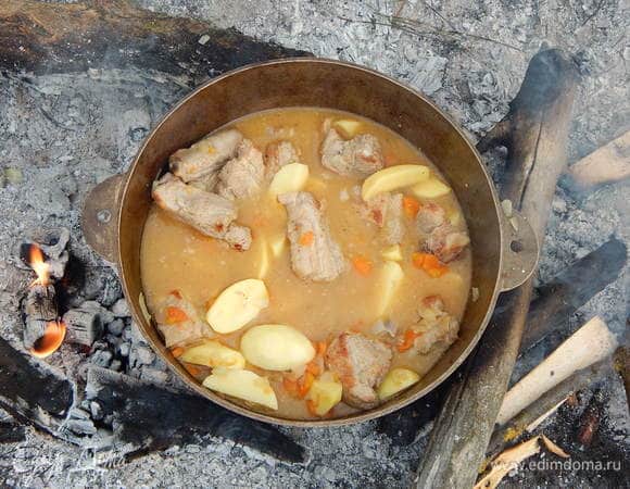 Картофель чистим и нарезаем дольками, добавляем к мясу с овощами, вливаем воду. Доводим до кипения, добавляем лавровый лист и, если надо, еще солим и перчим по вкусу.