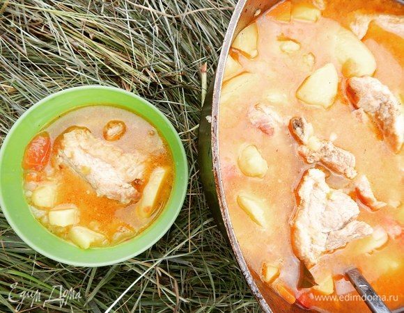 Готовим под закрытой крышкой. Минут за 15 до готовности добавляем нарезанные кубиками помидоры. Рубленую зелень добавляем в конце готовки или сразу в тарелку. Шурпа так манила, что я забыла сделать фото с зеленью.