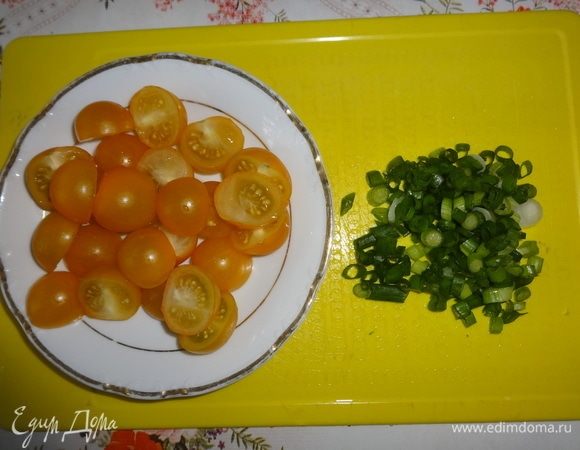 Помидорки черри и зеленый лук вымыть, обсушить. Черри разрезать пополам, зеленый лук мелко нарезать.