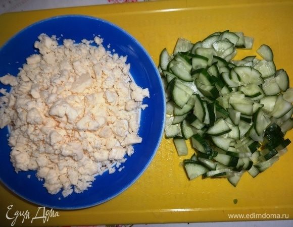 Брынзу раскрошить. Огурцы вымыть, обсушить, нарезать небольшими ломтиками.