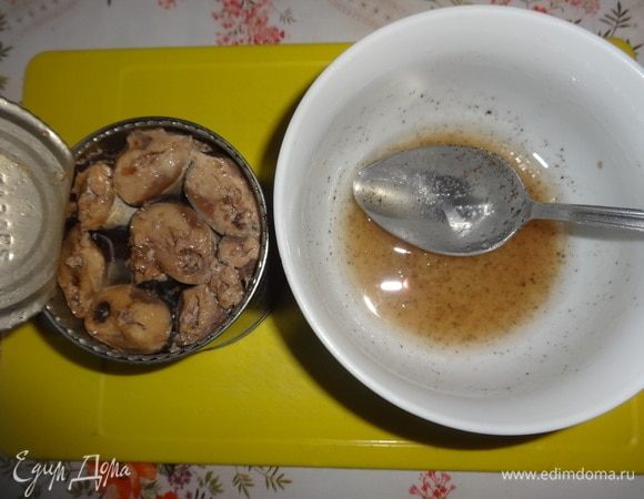 Сайру открыть, слить жидкость. Для заправки соединить масло, уксус, лимонный сок, соль, перец, перемешать.