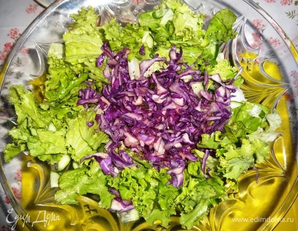 Приступаем к оформлению салата. Соединить все зеленые компоненты, т. е. салатные листья, огурцы, перец и лук, перемешать. Положить зеленую массу в глубокий салатник и распределить по краям. В середину положить краснокочанную капусту. Часть брынзы смешать с капустой, остальную рассыпать по зеленой части салата. Выложить в центре по кругу кусочки рыбы. Разложить половинки черри. Мне еще захотелось добавить красного цвета. Из вишен удалить косточки и также выложить их на салат.