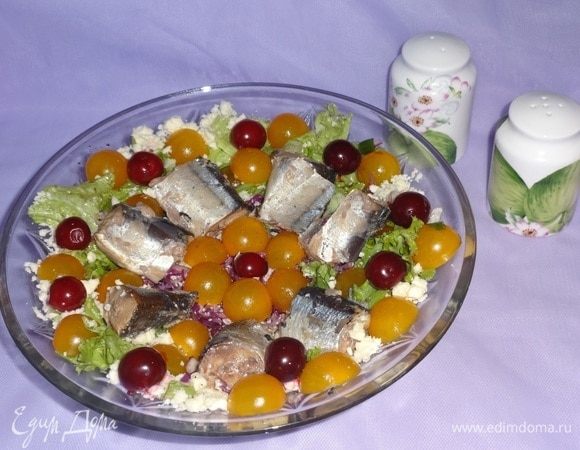 Полить салат заправкой и сразу же подать к столу. Порционно каждый выкладывает себе на тарелку пару кусочков рыбы и щедрую порцию овощного салата. Всем приятного аппетита!