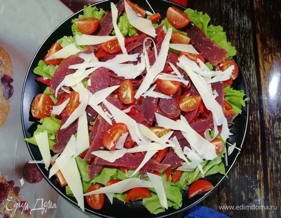 И крупно натертый пармезан. Салат собран, осталось его только заправить.