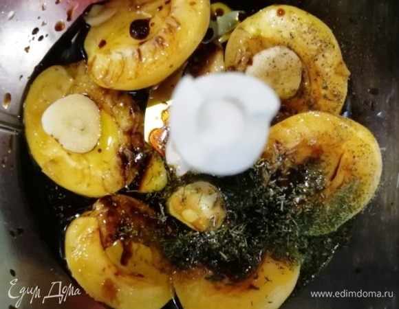 В процессор складываем сразу все ингредиенты. Измельчаем соус до однородности.